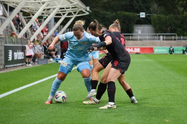 Leverkusen, Germany 15 September 2025 1 FBL 2025 2026 Bayer 04 Leverkusen vs FC Union Berlin Pictured from left in a duel Dina Orschmann 1 FC Union , Claudia Wenger Bayer Leverkusen and Kristin Kögel Koegel Bayer Leverkusen DFB regulations prohibit any use of photographs as image sequences and or quasi video Ulrich Haberland Stadion Nordrhein Westfalen Copyright: xFotostandx xFantinix