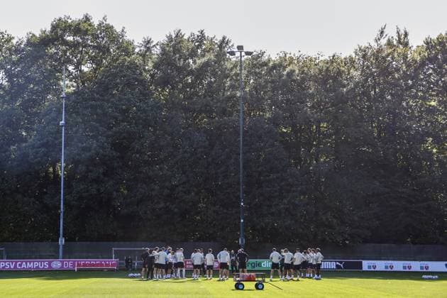 EINDHOVEN - PSV Eindhoven coach Peter Bosz with the PSV Eindhoven players during the MD-1 training session leading up to the match against Union Sint-Gillis at PSV Campus De Herdgang on September 15, 2025, in Eindhoven, Netherlands. ANP MAURICE VAN STEEN xVIxANPxSportx xxANPxIVx 536346694 originalFilename: 536346694.jpg