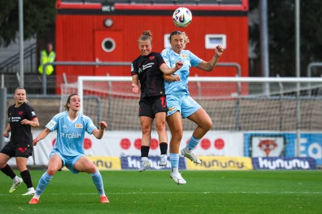 Leverkusen, Germany 15 September 2025 1 FBL 2025 2026 Bayer 04 Leverkusen vs FC Union Berlin In the picture from left third Kristin Kögel Koegel Bayer Leverkusen and Tanja Pawollek Union Berlin in a header duel DFB regulations prohibit any use of photographs as image sequences and or quasi video Ulrich Haberland Stadion Nordrhein Westfalen Copyright: xFotostandx xFantinix