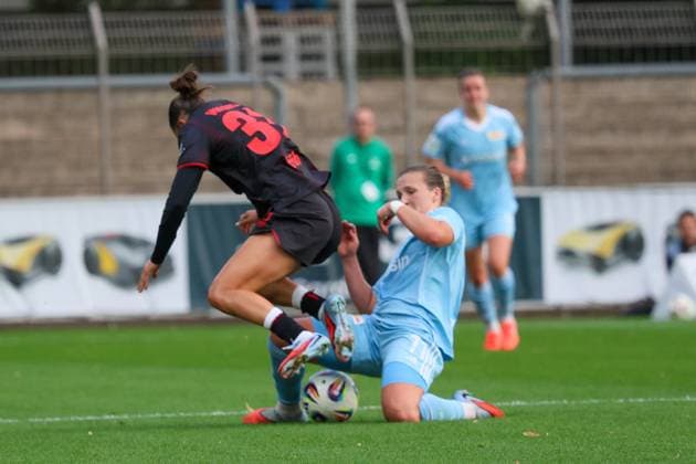 Leverkusen, Germany 15 September 2025 1 FBL 2025 2026 Bayer 04 Leverkusen vs FC Union Berlin Pictured from left in a duel Carlotta Wamser Bayer Leverkusen and Dina Orschmann Union Berlin DFB regulations prohibit any use of photographs as image sequences and or quasi video Ulrich Haberland Stadion Nordrhein Westfalen Copyright: xFotostandx xFantinix