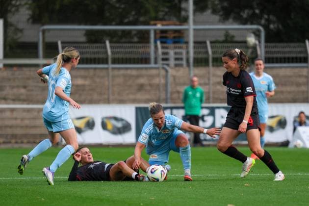 Leverkusen, Germany 15 September 2025 1 FBL 2025 2026 Bayer 04 Leverkusen vs FC Union Berlin Pictured from left in a duel Eileen Campbell Union Berlin , Carlotta Wamser Bayer Leverkusen , Dina Orschmann Bayer Leverkusen and Katharina Piljic Bayer Leverkusen DFB regulations prohibit any use of photographs as image sequences and or quasi video Ulrich Haberland Stadion Nordrhein Westfalen Copyright: xFotostandx xFantinix