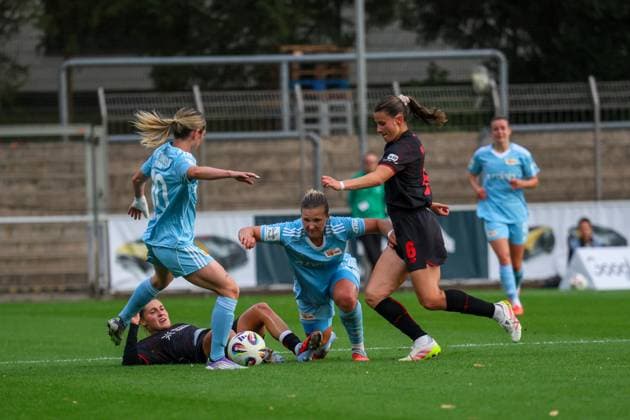 Leverkusen, Germany 15 September 2025 1 FBL 2025 2026 Bayer 04 Leverkusen vs FC Union Berlin Pictured from left in a duel Eileen Campbell Union Berlin , Carlotta Wamser Bayer Leverkusen , Dina Orschmann Bayer Leverkusen and Katharina Piljic Bayer Leverkusen DFB regulations prohibit any use of photographs as image sequences and or quasi video Ulrich Haberland Stadion Nordrhein Westfalen Copyright: xFotostandx xFantinix