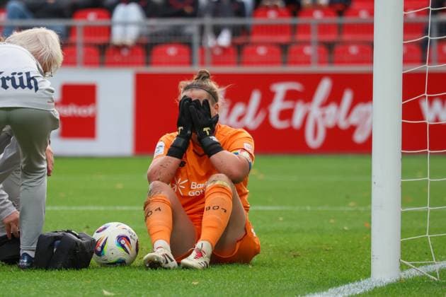 Leverkusen, Germany 15 September 2025 1 FBL 2025 2026 Bayer 04 Leverkusen vs FC Union Berlin In picture Goalkeeper Friederike Repohl Bayer Leverkusen is injured and needs medical treatment DFB regulations prohibit any use of photographs as image sequences and or quasi video Ulrich Haberland Stadion Nordrhein Westfalen Copyright: xFotostandx xFantinix