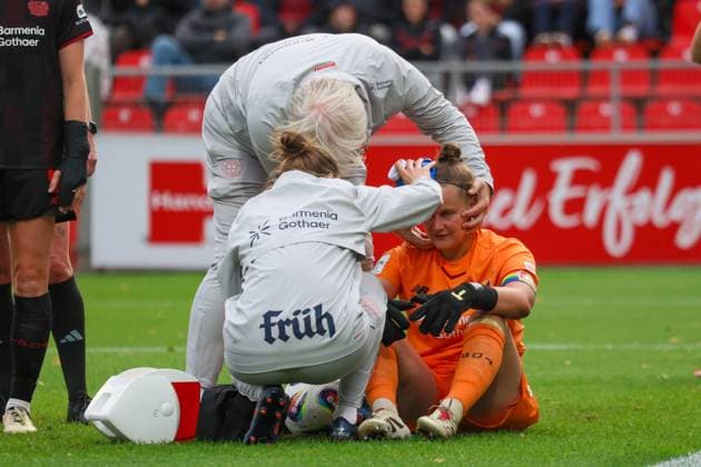 Leverkusen, Germany 15 September 2025 1 FBL 2025 2026 Bayer 04 Leverkusen vs FC Union Berlin In picture Goalkeeper Friederike Repohl Bayer Leverkusen is injured and needs medical treatment DFB regulations prohibit any use of photographs as image sequences and or quasi video Ulrich Haberland Stadion Nordrhein Westfalen Copyright: xFotostandx xFantinix