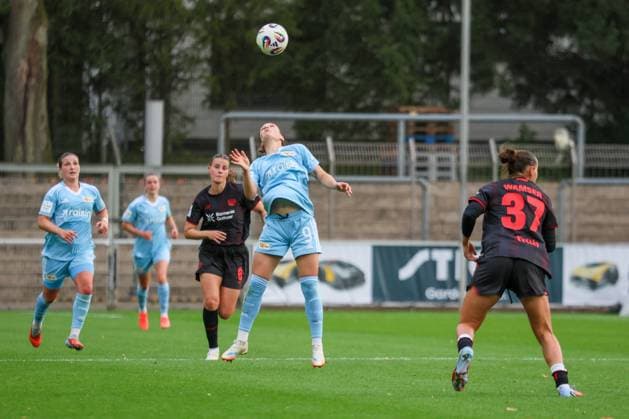 Leverkusen, Germany 15 September 2025 1 FBL 2025 2026 Bayer 04 Leverkusen vs FC Union Berlin In the picture from left the third Sophie Weidauer Union Berlin heads the ball DFB regulations prohibit any use of photographs as image sequences and or quasi video Ulrich Haberland Stadion Nordrhein Westfalen Copyright: xFotostandx xFantinix