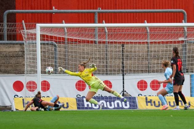 Leverkusen, Germany 15 September 2025 1 FBL 2025 2026 Bayer 04 Leverkusen vs FC Union Berlin Pictured v li Carlotta Wamser Bayer Leverkusen creates a scoring chance but cannot convert DFB regulations prohibit any use of photographs as image sequences and or quasi video Ulrich Haberland Stadion Nordrhein Westfalen Copyright: xFotostandx xFantinix