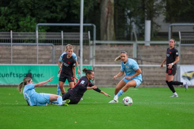 Leverkusen, Germany 15 September 2025 1 FBL 2025 2026 Bayer 04 Leverkusen vs FC Union Berlin Pictured from left in a duel Eileen Campbell Union Berlin , Carlotta Wamser Bayer Leverkusen and Tanja Pawollek Union Berlin DFB regulations prohibit any use of photographs as image sequences and or quasi video Ulrich Haberland Stadion Nordrhein Westfalen Copyright: xFotostandx xFantinix