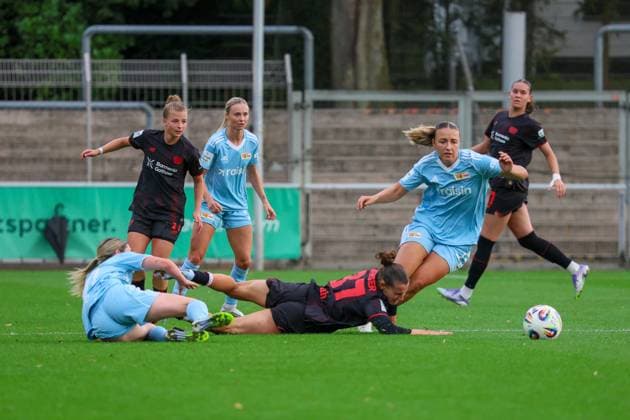 Leverkusen, Germany 15 September 2025 1 FBL 2025 2026 Bayer 04 Leverkusen vs FC Union Berlin Pictured from left in a duel Eileen Campbell Union Berlin , Carlotta Wamser Bayer Leverkusen and Tanja Pawollek Union Berlin DFB regulations prohibit any use of photographs as image sequences and or quasi video Ulrich Haberland Stadion Nordrhein Westfalen Copyright: xFotostandx xFantinix