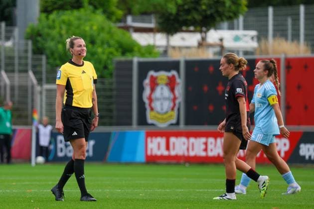 Leverkusen, Germany 15 September 2025 1 FBL 2025 2026 Bayer 04 Leverkusen vs FC Union Berlin Pictured from left Referee Anna Lena Heidenreich Germany DFB regulations prohibit any use of photographs as image sequences and or quasi video Ulrich Haberland Stadion Nordrhein Westfalen Copyright: xFotostandx xFantinix
