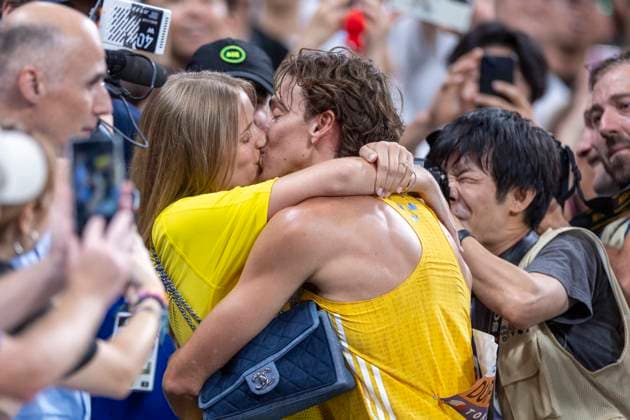 Day 3 - World Athletics Championships Tokyo 2025 Armand Duplantis of Team Sweden celebrates with his girlfriend, Desire Inglander, after setting a new world record by clearing an attempt at 6.30 Metres during the Men s Pole Vault Final on day three of the World Athletics Championships Tokyo 2025 at National Stadium on September 15, 2025 in Tokyo, Japan. Tokyo Japan  Copyright: xAndrzejxIwanczukx originalFilename:iwanczuk-day3worl250916_npH8v.jpg