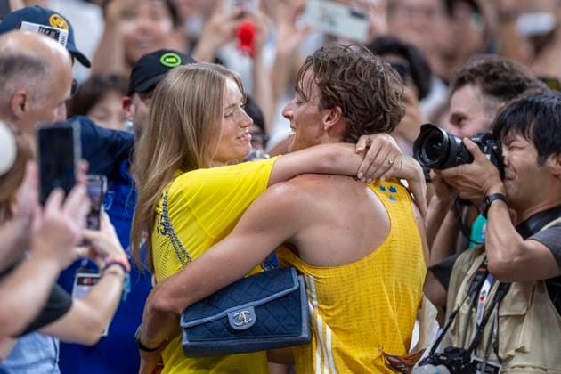 Day 3 - World Athletics Championships Tokyo 2025 Armand Duplantis of Team Sweden celebrates with his girlfriend, Desire Inglander, after setting a new world record by clearing an attempt at 6.30 Metres during the Men s Pole Vault Final on day three of the World Athletics Championships Tokyo 2025 at National Stadium on September 15, 2025 in Tokyo, Japan. Tokyo Japan  Copyright: xAndrzejxIwanczukx originalFilename:iwanczuk-day3worl250916_npvb5.jpg