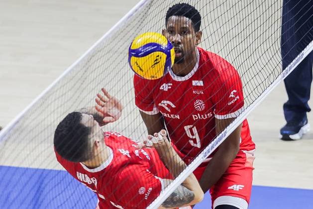 (250915) -- QUEZON CITY, Sept. 15, 2025 -- Wilfredo Leon Venero (back) and Norbert Huberof Poland compete during the pool B match between Poland and Qatar at the FIVB Men s World Championship, WM, Weltmeisterschaft 2025 in Quezon City, the Philippines, on Sept. 15, 2025. ) (SP)THE PHILIPPINES-QUEZON CITY-VOLLEYBALL-FIVB MEN S WORLD CHAMPIONSHIP 2025-POL VS QAT ROUELLExUMALI 