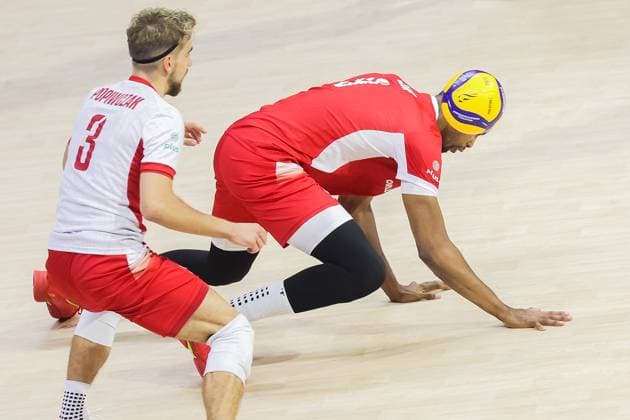 (250915) -- QUEZON CITY, Sept. 15, 2025 -- Wilfredo Leon Venero (R) and Jakub Popiwczak of Poland compete during the pool B match between Poland and Qatar at the FIVB Men s World Championship, WM, Weltmeisterschaft 2025 in Quezon City, the Philippines, on Sept. 15, 2025. ) (SP)THE PHILIPPINES-QUEZON CITY-VOLLEYBALL-FIVB MEN S WORLD CHAMPIONSHIP 2025-POL VS QAT ROUELLExUMALI 