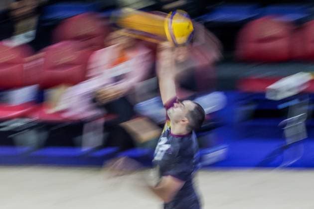 (250915) -- QUEZON CITY, Sept. 15, 2025 -- Nikola Vasic of Qatar serves during the pool B match between Poland and Qatar at the FIVB Men s World Championship, WM, Weltmeisterschaft 2025 in Quezon City, the Philippines, on Sept. 15, 2025. ) (SP)THE PHILIPPINES-QUEZON CITY-VOLLEYBALL-FIVB MEN S WORLD CHAMPIONSHIP 2025-POL VS QAT ROUELLExUMALI 