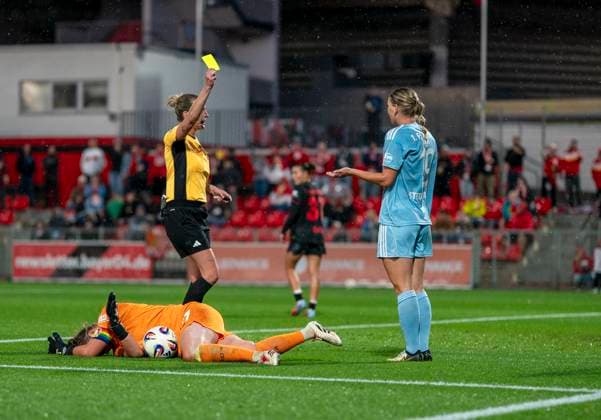 Yellow card by Anna Lena Heidenreich Referee for Samantha Steuerwald 1 FC Union Berlin, 19 after a foul on Friederike Repohl Bayer 04 Leverkusen, 27 15 09 2025, Bayer Leverkusen 1 FC Union Berlin, Football, Google Pixel Frauen Bundesliga, GER, Leverkusen, Ulrich Haberland Stadion, Saison 25 26, 2 Spieltag DFL regulations prohibit any use of photographs as image sequences and or quasi video Copyright: HMBxMedia xMarcoxBader