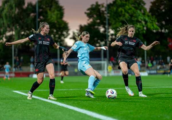 Duel between Lilla Turanyi Bayer 04 Leverkusen, 24 and Eileen Campbell 1 FC Union Berlin, 10 15 09 2025, Bayer Leverkusen 1 FC Union Berlin, Football, Google Pixel Womens Bundesliga, GER, Leverkusen, Ulrich Haberland Stadium, Season 25 26, 2 Matchday DFL regulations prohibit any use of photographs as image sequences and or quasi video Copyright: HMBxMedia xMarcoxBader
