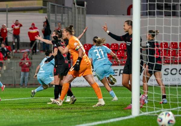 Goal for Union Berlin The players hurry back to the halfway line after the 3 2 goal 15 09 2025, Bayer Leverkusen 1 FC Union Berlin, Football, Google Pixel Womens Bundesliga, GER, Leverkusen, Ulrich Haberland Stadion, Season 25 26, 2 Matchday DFL regulations prohibit any use of photographs as image sequences and or quasi video Copyright: HMBxMedia xMarcoxBader