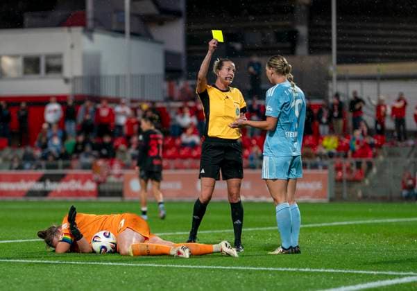 Yellow card by Anna Lena Heidenreich Referee for Samantha Steuerwald 1 FC Union Berlin, 19 after a foul on Friederike Repohl Bayer 04 Leverkusen, 27 15 09 2025, Bayer Leverkusen 1 FC Union Berlin, Football, Google Pixel Frauen Bundesliga, GER, Leverkusen, Ulrich Haberland Stadion, Saison 25 26, 2 Spieltag DFL regulations prohibit any use of photographs as image sequences and or quasi video Copyright: HMBxMedia xMarcoxBader