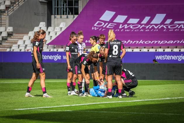 Essen, Germany 13 September 2025 1 BL Women 2025 2026 SGS Essen vs Hamburger SV In the picture goalkeeper Laura Sieger HSV lies injured on the ground DFB regulations prohibit any use of photographs as image sequences and or quasi video Stadion an der Hafenstraße Nordrhein Westfalen Copyright: xFotostandx xWaldeckx