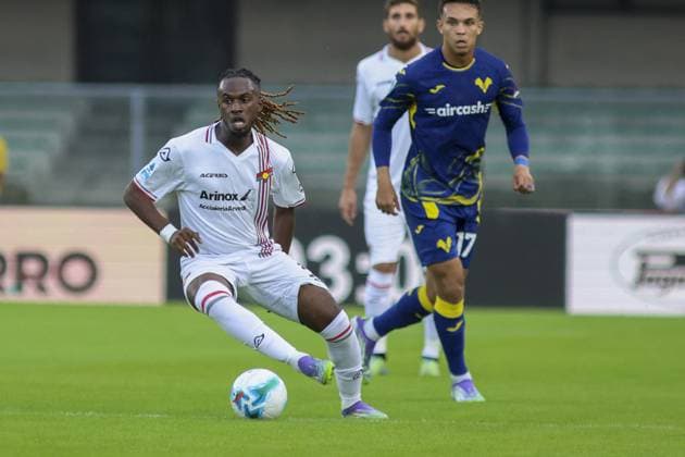 CALCIO - Serie A - Hellas Verona FC vs US Cremonese Warren Bondo of US Cremonese play the ball during Hellas Verona FC vs US Cremonese, 3Â° Serie A Enilive 2025-26 game at Marcantonio Bentegodi stadium in Verona (VR), Italy, on September 15, 2025. Verona Italy  Copyright: xIPAxSport ABACAx