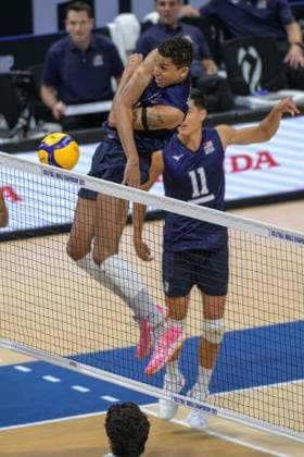 September 15, 2025, Quezon City, Manila, Philippines: USA vs Portugal in their Pool Phase match during the FIVB Mens Volleyball World Championship, WM, Weltmeisterschaft 2025 in Manila, Philippines. USA wins in 3 sets. USAs Micah CHRISTENSON with Merrick McHENRY at the net Quezon City Philippines - ZUMAr144 20250915_zap_r144_001 Copyright: xJaynexRussellx
