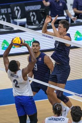 September 15, 2025, Quezon City, Manila, Philippines: USA vs Portugal in their Pool Phase match during the FIVB Mens Volleyball World Championship, WM, Weltmeisterschaft 2025 in Manila, Philippines. USA wins in 3 sets.USA s Gabriel GARCIA (m) and Jeffrey JENDRYK II (r) face Portugals Kelton Eul¡vio SEMEDO TAVARES Quezon City Philippines - ZUMAr144 20250915_zap_r144_006 Copyright: xJaynexRussellx