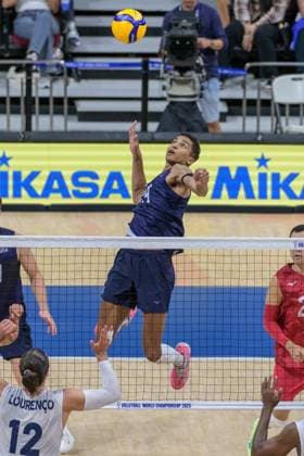 September 15, 2025, Quezon City, Manila, Philippines: USA vs Portugal in their Pool Phase match during the FIVB Mens Volleyball World Championship, WM, Weltmeisterschaft 2025 in Manila, Philippines. USA wins in 3 sets. USAs Merrick McHENRY Quezon City Philippines - ZUMAr144 20250915_zap_r144_021 Copyright: xJaynexRussellx