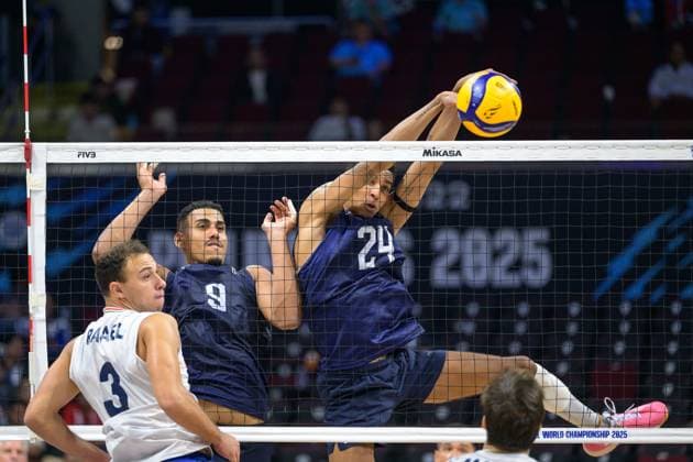 September 15, 2025, Quezon City, Manila, Philippines: USA vs Portugal in their Pool Phase match during the FIVB Mens Volleyball World Championship, WM, Weltmeisterschaft 2025 in Manila, Philippines. USA wins in 3 sets. L to R- RPortugals afael SANTOS , USAs Gabriel GARCIA, Merrick McHENRY Quezon City Philippines - ZUMAr144 20250915_zap_r144_026 Copyright: xJaynexRussellx