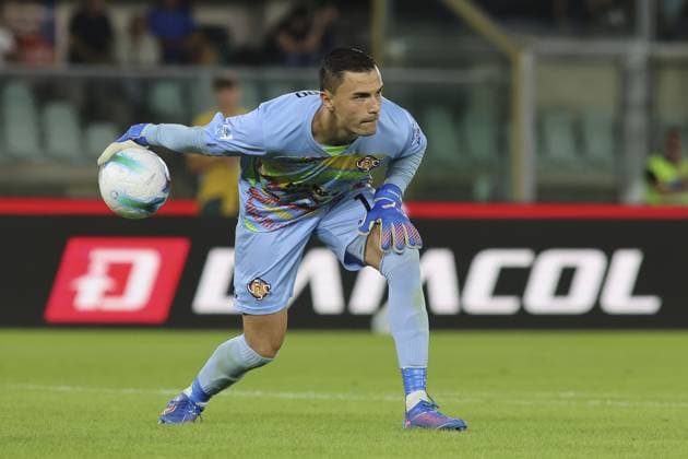 Emil Audero Mulyadi Audero of US Cremonese play the ball during Hellas Verona FC vs US Cremonese, 3Â° Serie A Enilive 2025-26 game at Marcantonio Bentegodi stadium in Verona (VR), Italy, on September 15, 2025.  Copyright: xDavidexCasentini IPAxSportx xipa-agency.netx xx IPA_64908602 IPA_Agency_IPA64908602