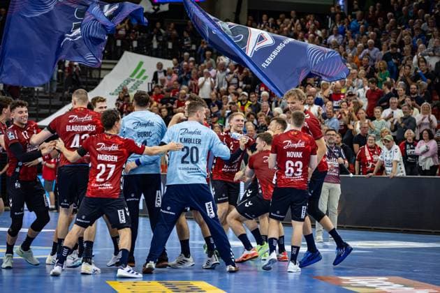 DAIKIN HBL SG Flensburg Handewitt vs TSV Hannover Burgdorf 15 09 25 Cheering after victory Team SG Flensburg Handewitt DAIKIN HBL SG Flensburg Handewitt vs TSV Hannover Burgdorf, GP JOULE Arena Flensburg on 15 09 25 Copyright: xBEAUTIFULxSPORTS MarioxM.xKobergx