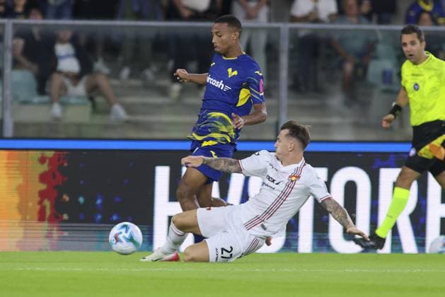 Rafik Belghali of Hellas Verona FC battle for the ball with Jari Vandeputte of US Cremonese during Hellas Verona FC vs US Cremonese, 3Â° Serie A Enilive 2025-26 game at Marcantonio Bentegodi stadium in Verona (VR), Italy, on September 15, 2025.  Copyright: xDavidexCasentini IPAxSportx xipa-agency.netx xx IPA_64908649 IPA_Agency_IPA64908649