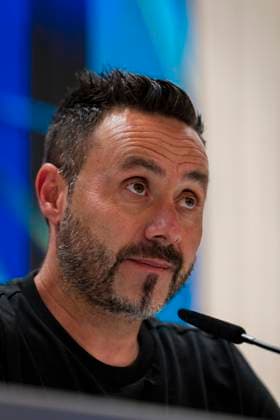 Olympique de Marseille press conference, PK, Pressekonferenz - UEFA Champions League 2025 26 League Phase MD1 Roberto De Zerbi, Head Coach of Olympique de Marseille, speaks in the press room during the Training Session and Press Conference ahead of the UEFA Champions League 2024 25 match against Real Madrid CF at Estadio Santiago Bernabeu on September 15, 2025 in Madrid, Spain. Madrid Estadio Santiago Bernabeu Madrid Spain Copyright: xAlbertoxGardinx AGardin_20250915_Foot_Cha_OlyMar_Pc_0378