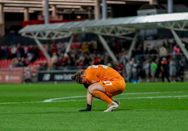 Friederike Repohl Bayer 04 Leverkusen, 27 kneels on the floor after the final whistle 15 09 2025, Bayer Leverkusen 1 FC Union Berlin, Football, Google Pixel Frauen Bundesliga, GER, Leverkusen, Ulrich Haberland Stadion, Saison 25 26, 2 Spieltag DFL regulations prohibit any use of photographs as image sequences and or quasi video Copyright: HMBxMedia xMarcoxBader