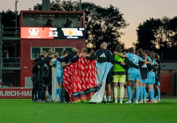 The Union Berlin team stands in a circle In the background you can see the scoreboard on which the final result is displayed 3 2 15 09 2025, Bayer Leverkusen 1 FC Union Berlin, Football, Google Pixel Frauen Bundesliga, GER, Leverkusen, Ulrich Haberland Stadion, Saison 25 26, 2 Spieltag DFL regulations prohibit any use of photographs as image sequences and or quasi video Copyright: HMBxMedia xMarcoxBader