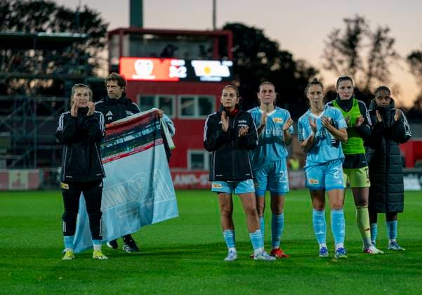 The players of Union Berlin clap disappointedly to the fans 15 09 2025, Bayer Leverkusen 1 FC Union Berlin, Football, Google Pixel Frauen Bundesliga, GER, Leverkusen, Ulrich Haberland Stadion, Saison 25 26, 2 Spieltag DFL regulations prohibit any use of photographs as image sequences and or quasi video Copyright: HMBxMedia xMarcoxBader