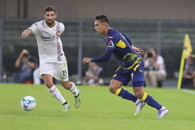 CALCIO - Serie A - Hellas Verona FC vs US Cremonese Giovane Santana do Nascimiento of Hellas Verona FC competes for the ball with Matteo Bianchetti of US Cremonese during Hellas Verona FC vs US Cremonese, 3Â° Serie A Enilive 2025-26 game at Marcantonio Bentegodi stadium in Verona (VR), Italy, on September 15, 2025. Verona Italy  Copyright: xIPAxSport ABACAx