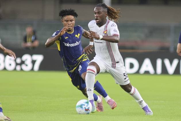 CALCIO - Serie A - Hellas Verona FC vs US Cremonese Warren Bondo of US Cremonese competes for the ball with Gift Emmanuel Orban of Hellas Verona FC during Hellas Verona FC vs US Cremonese, 3Â° Serie A Enilive 2025-26 game at Marcantonio Bentegodi stadium in Verona (VR), Italy, on September 15, 2025. Verona Italy  Copyright: xIPAxSport ABACAx