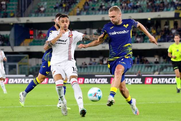 Michele Collocolo Cremonese s , Verona™s Victor Nelsson during the Serie A soccer match between Hellas Verona and Cremonese at the Bentegodi Stadium in Verona, north west Italy - Monday, September 15, 2025. - Soccer .  Copyright: xPaolaxGarbuio Lapressex