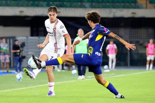 Alessio Zerbin Cremonese s during the Serie A soccer match between Hellas Verona and Cremonese at the Bentegodi Stadium in Verona, north west Italy - Monday, September 15, 2025. - Soccer .  Copyright: xPaolaxGarbuio Lapressex