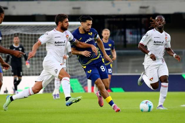 Verona s Suat Serdar Matteo Bianchetti Cremonese s during the Serie A soccer match between Hellas Verona and Cremonese at the Bentegodi Stadium in Verona, north west Italy - Monday, September 15, 2025. - Soccer .  Copyright: xPaolaxGarbuio Lapressex