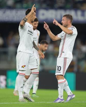 Verona, Italy, 15th September 2025. Jamie Vardy of US Cremonese reacts with team mate Michele Collocolo during the Hellas Verona vs US Cremonese Serie A match at Marc Antonio Bentegodi, Verona. Picture credit should read: Jonathan Moscrop Sportimage EDITORIAL USE ONLY. No use with unauthorised audio, video, data, fixture lists, club league logos or live services. Online in-match use limited to 120 images, no video emulation. No use in betting, games or single club league player publications. SPI_053_JM_HELLAS_CREMONESE_ SPI-4121-0053