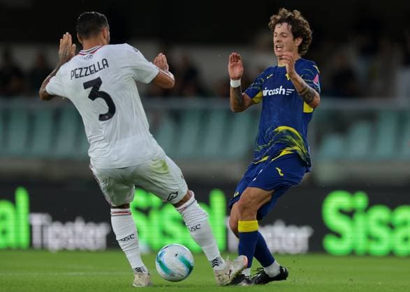 Verona, Italy, 15th September 2025. Giuseppe Pezzella of US Cremonese challenges Domagoj Bradaric of Hellas Verona during the Hellas Verona vs US Cremonese Serie A match at Marc Antonio Bentegodi, Verona. Picture credit should read: Jonathan Moscrop Sportimage EDITORIAL USE ONLY. No use with unauthorised audio, video, data, fixture lists, club league logos or live services. Online in-match use limited to 120 images, no video emulation. No use in betting, games or single club league player publications. SPI_061_JM_HELLAS_CREMONESE_ SPI-4121-0070