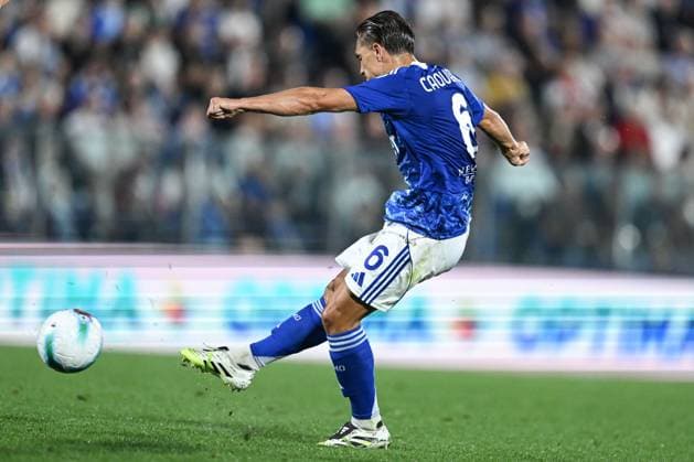 Maxence Caqueret of Calcio Como in action during the Italian Serie A football match between Calcio Como and Genoa CFC on 15 of September 2025 at the Giuseppe Senigallia stadium in Como, Italy  Copyright: xTizianoxBallabio IPAxSportx xipa-agency.netx xx IPA_64912507 IPA_Agency_IPA64912507