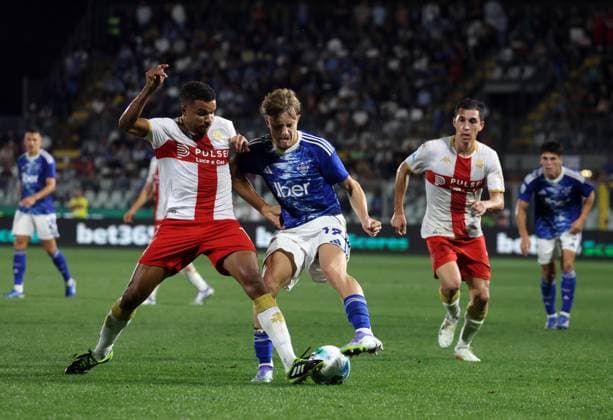 September 15, 2025, Como, COMO: Genoa™s Junior Messias (L) challenges for the ball with Como™s Jesus Rodriguez during the Italian serie A soccer match between Como and Genoa at Giuseppe Sinigaglia stadium in Como, 15 September 2025..ANSA MATTEO BAZZI. Serie A - Como Vs Bologna  - ZUMAa110 20250915_zaf_a110_024 Copyright: xMatteoxBazzix