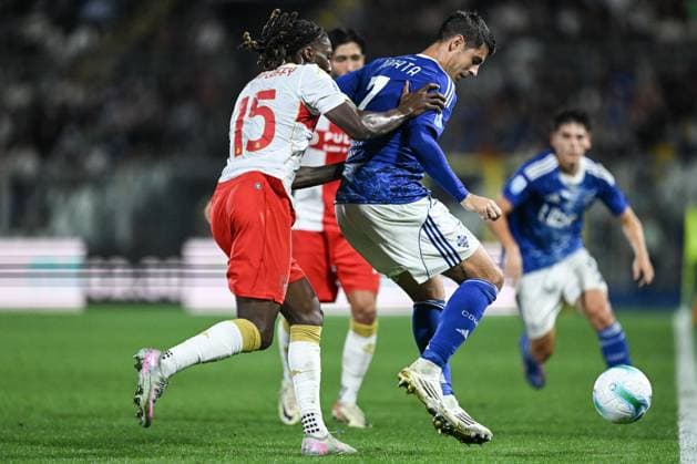 Alvaro Morata of Calcio Como in action during the Italian Serie A football match between Calcio Como and Genoa CFC on 15 of September 2025 at the Giuseppe Senigallia stadium in Como, Italy  Copyright: xTizianoxBallabio IPAxSportx xipa-agency.netx xx IPA_64912558 IPA_Agency_IPA64912558