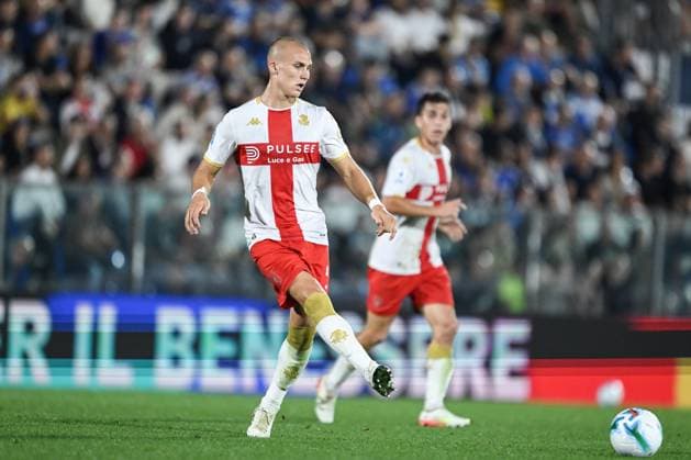 Leo Ostigard of CGennoa CFC in action during the Italian Serie A football match between Calcio Como and Genoa CFC on 15 of September 2025 at the Giuseppe Senigallia stadium in Como, Italy  Copyright: xTizianoxBallabio IPAxSportx xipa-agency.netx xx IPA_64912619 IPA_Agency_IPA64912619