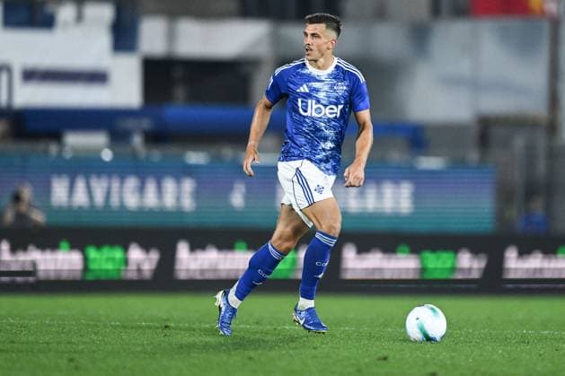 Marc Oliver Kempf of Calcio Como in action during the Italian Serie A football match between Calcio Como and Genoa CFC on 15 of September 2025 at the Giuseppe Senigallia stadium in Como, Italy  Copyright: xTizianoxBallabio IPAxSportx xipa-agency.netx xx IPA_64912623 IPA_Agency_IPA64912623