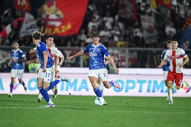 Nico Paz of Calcio Como in action during the Italian Serie A football match between Calcio Como and Genoa CFC on 15 of September 2025 at the Giuseppe Senigallia stadium in Como, Italy  Copyright: xTizianoxBallabio IPAxSportx xipa-agency.netx xx IPA_64912629 IPA_Agency_IPA64912629