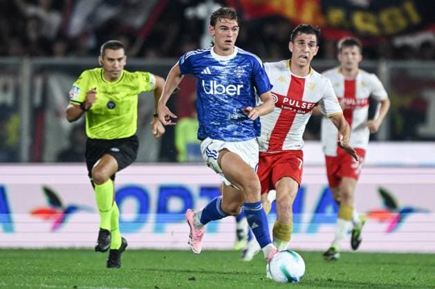 Nico Paz of Calcio Como in action during the Italian Serie A football match between Calcio Como and Genoa CFC on 15 of September 2025 at the Giuseppe Senigallia stadium in Como, Italy  Copyright: xTizianoxBallabio IPAxSportx xipa-agency.netx xx IPA_64912633 IPA_Agency_IPA64912633