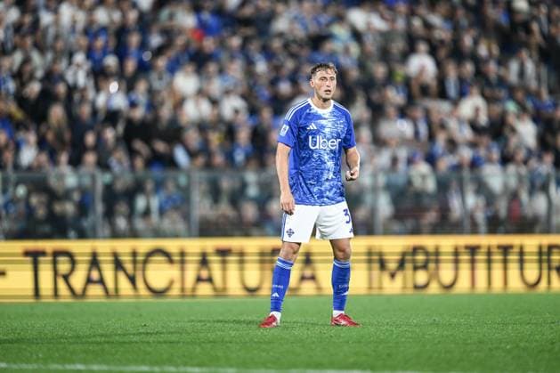 Mergim Vojvoda of Calcio Como in action during the Italian Serie A football match between Calcio Como and Genoa CFC on 15 of September 2025 at the Giuseppe Senigallia stadium in Como, Italy  Copyright: xTizianoxBallabio IPAxSportx xipa-agency.netx xx IPA_64912653 IPA_Agency_IPA64912653